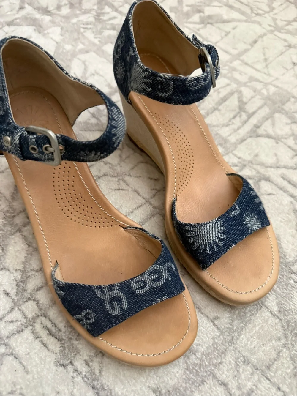 UGG Atasha Denim Wedge Sandals Size 8 Logo Jacquard Comfort Espadrille